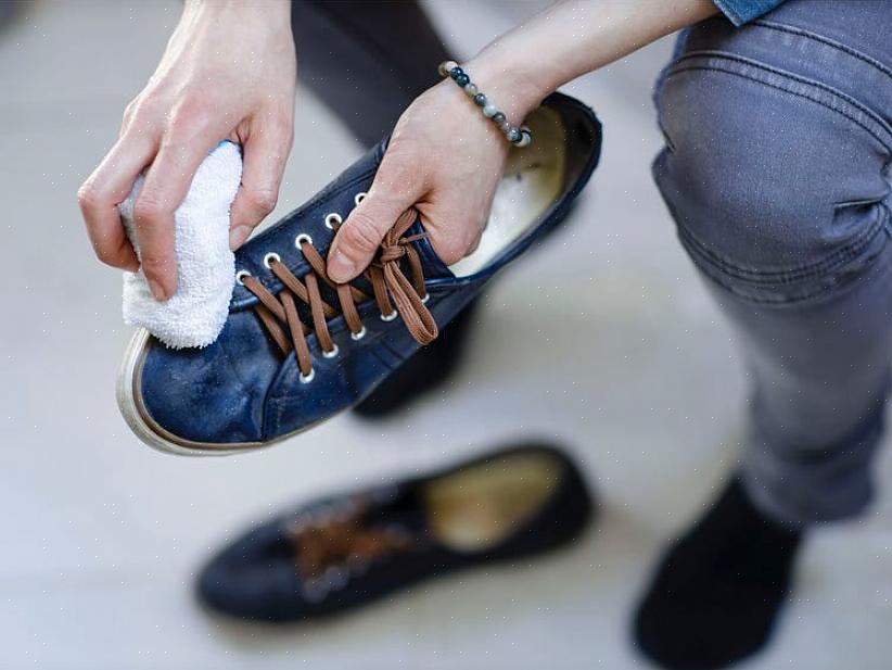 Laat de schoenen aan de lucht drogen