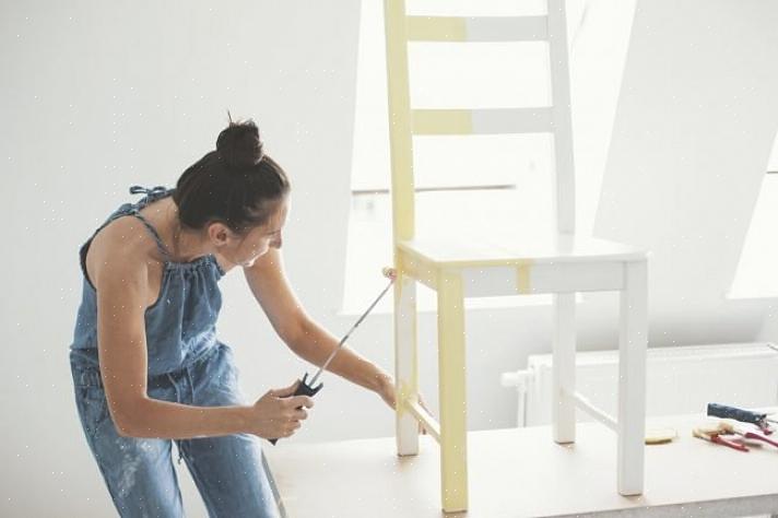 Acrylverf is een ander type verf op waterbasis voor meubels dat nauw verwant is aan latexverf