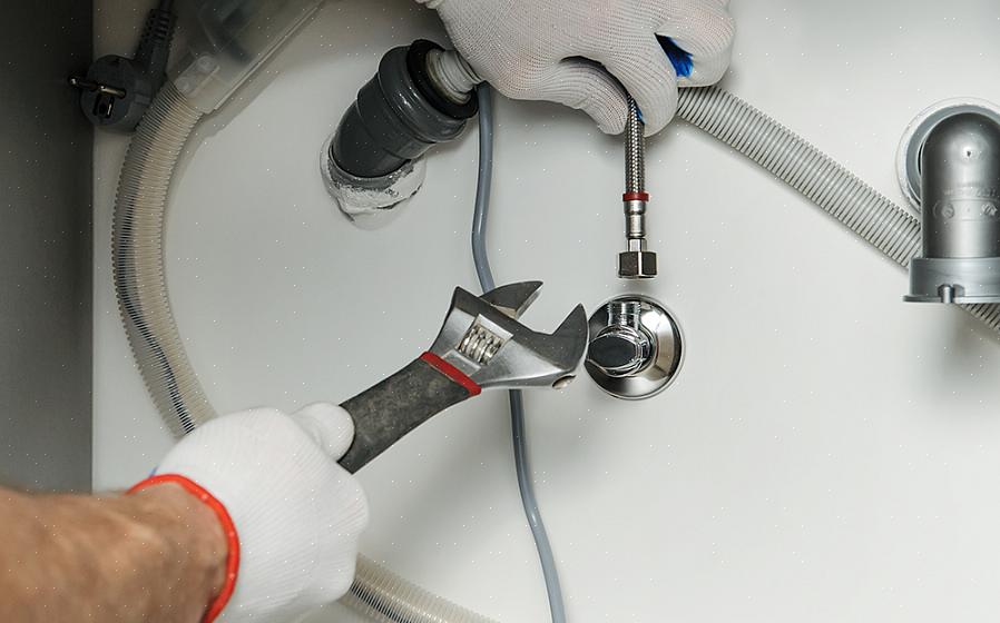 Iemand bellen om het waterfilter van uw koelkast te vervangen