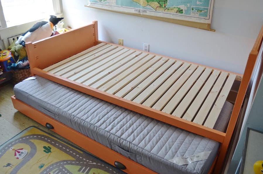 Schuif het uitschuifbed onder het hoofdbed