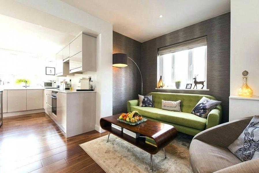 Combineer metallic lak met rijke neutrale kleuren zoals antracietgrijs of donkerbruin voor een comfortabel