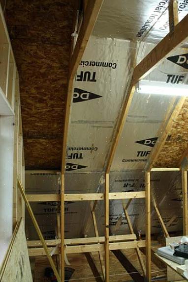 En gewelfde plafonds maken een kamer inderdaad lichter