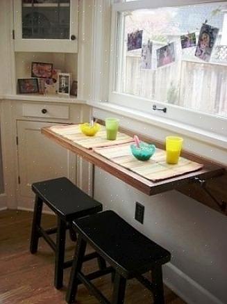 Een bureau dat verandert in een bar