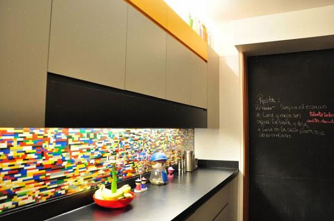 Deze backsplash combineert vier verschillende tegelmotieven in aangename tinten