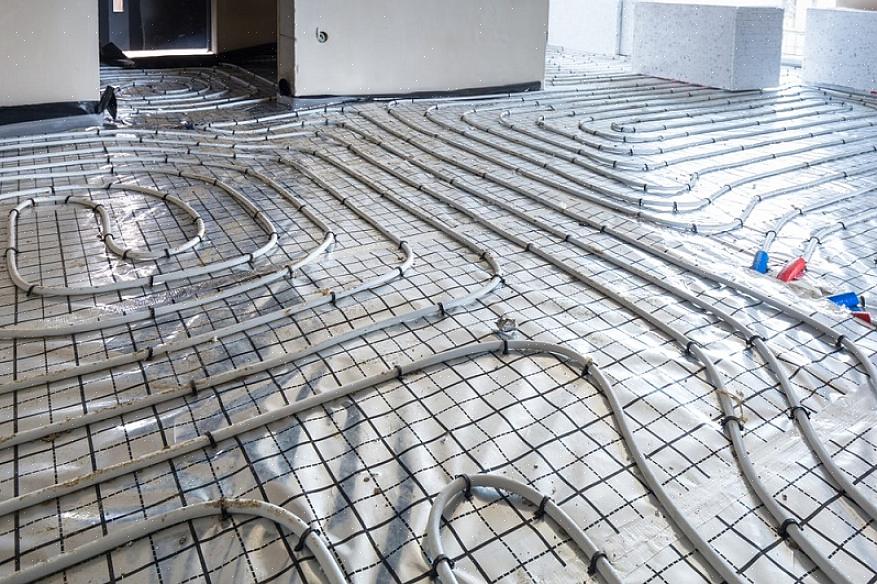 Vloerverwarmingssystemen verwarmen een kamer door middel van een systeem van buizen of draden