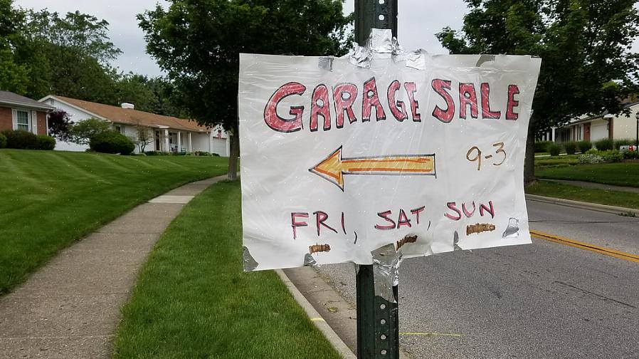 Vermeld uw werfverkoop in de juiste geclassificeerde secties van zowel Craigslist als uw lokale krant