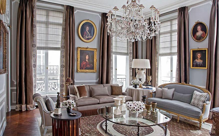 Gestoffeerde meubels in een traditionele kamer vertonen klassieke lijnen