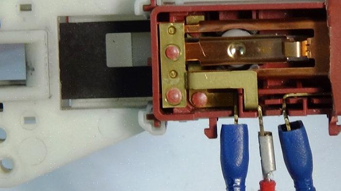 Houd de meterkabel die de COM-klem raakt op zijn plaats