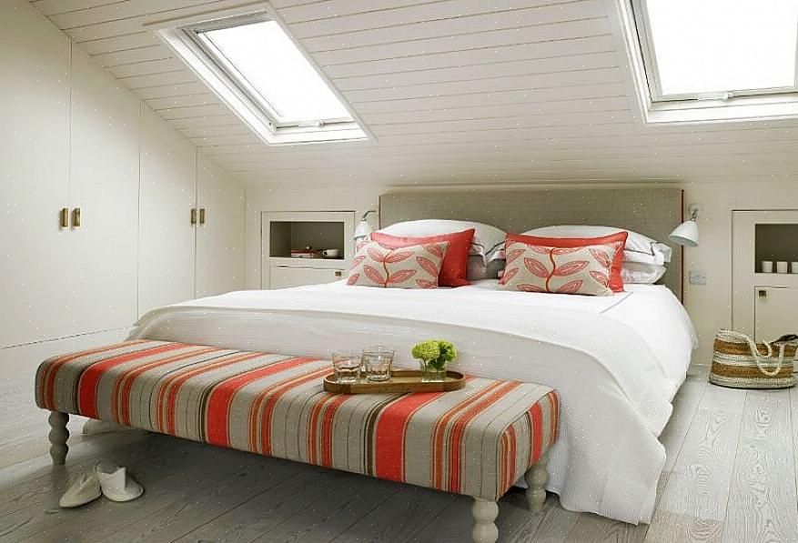 Een kenmerkende muur van vloer tot plafond kan helpen de twee delen van de kamer te verenigen