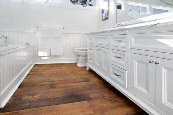 De problemen met hardhouten vloeren in een badkamer hebben allemaal te maken met de manier waarop vocht