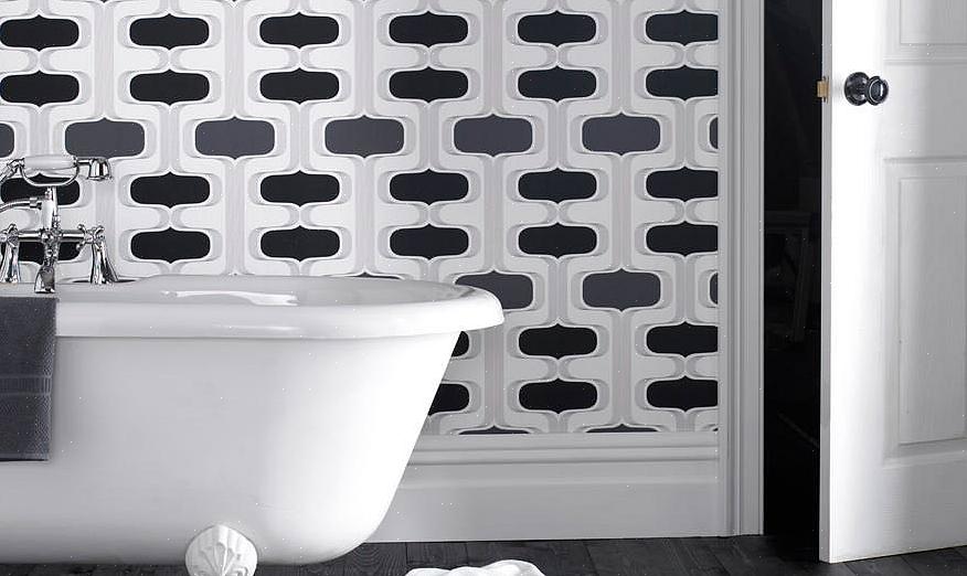 Gebruik metallic zilver behang op de ene muur als statement