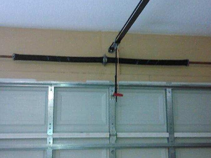 Bij nieuwe veren mag een zware garagedeur niet meer dan ongeveer 5 kg kracht nodig hebben om in een open