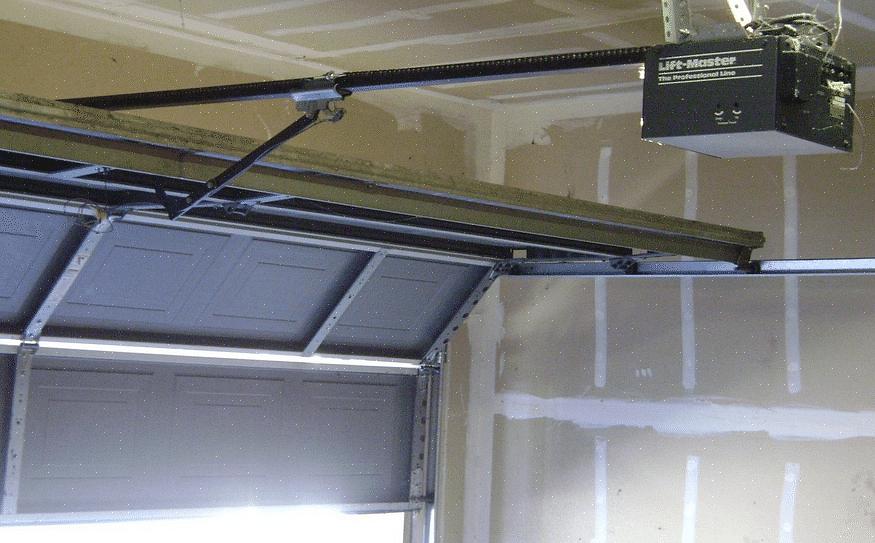 Een garagedeuropener bepaalt hoe ver de deuren sluiten