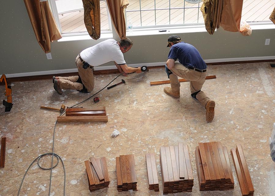 De grote platen multiplex of OSB worden over de balken gelegd