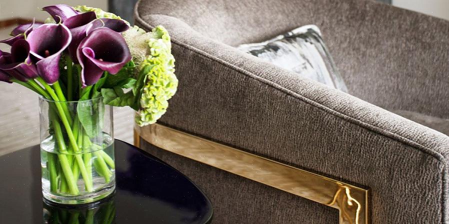 Dit prachtige metallic behang overlapt een bleke zilveren basis met bladgouden bladeren van goud