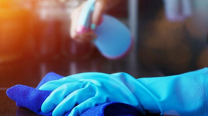 Evenzo kunnen resten van reinigingsoplossingen die op een roestvrijstalen oppervlak zijn achtergebleven