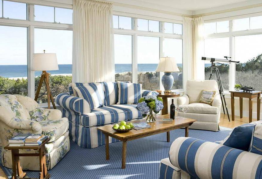 Het decor van de cottage aan de kust is net zo eenvoudig als het vullen van een glazen bak met zand