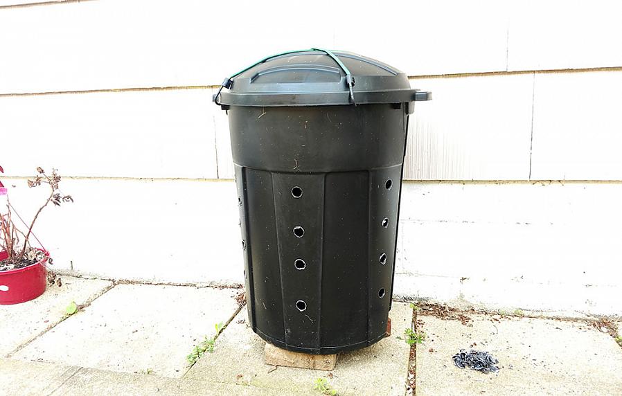 Het maken van een compostbak uit een prullenbak is eenvoudig