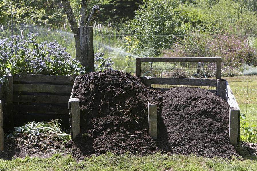Goed ontworpen aerobe compostbakken die goed worden onderhouden