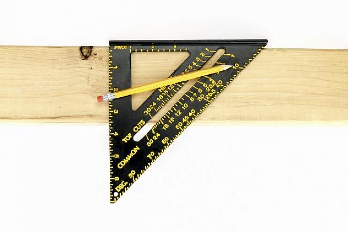 U kunt Speed Square gebruiken om een keukenkast recht te zetten tegen een andere kast of tegen de muur