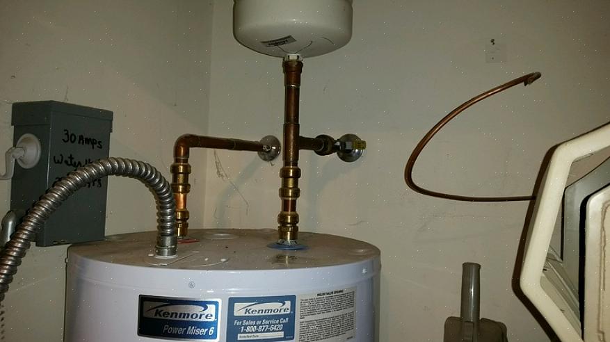 Sluit de nieuwe waterleiding van 0,60 cm aan op het zadelklep met behulp van de compressiefitting