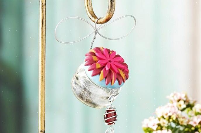 Hoewel een kolibrie-feeder voor babyvoeding zonder decoraties kan worden gebruikt