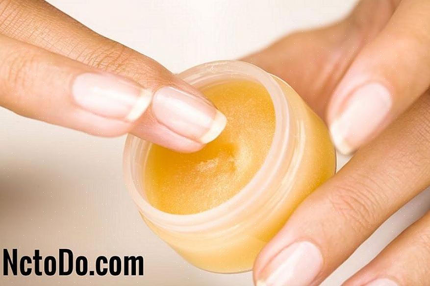 Lippenbalsem of lipzalf is gemaakt van een combinatie van was