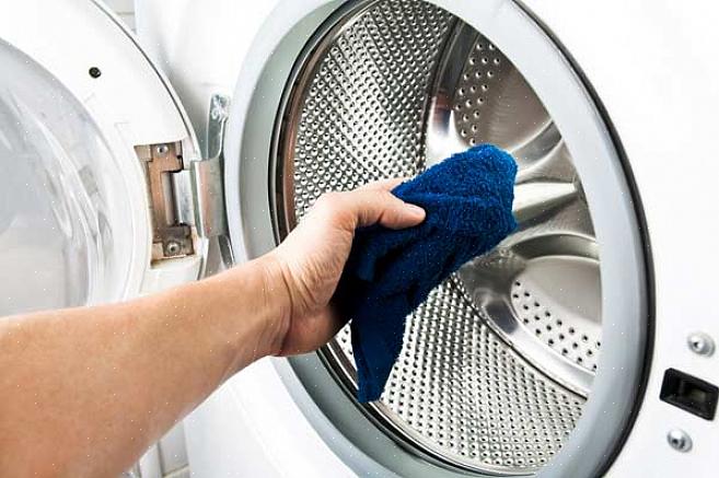 Het is belangrijk om de kleding eerst te behandelen om vastzittende vlekken te voorkomen voordat