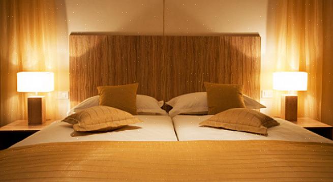 Bedek de twee stukken hout met een voering of decoratieve stof