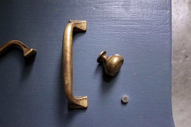 Bestrijk dan eerst de hardware met een laag azijn