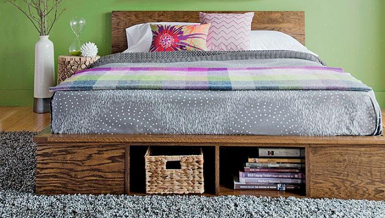 Als u insectenspray op het bedframe aanbrengt