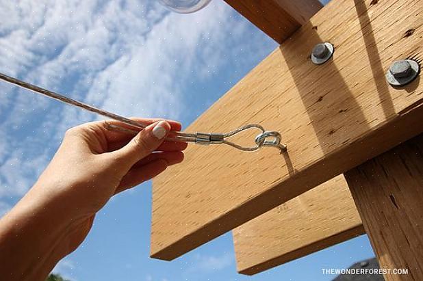 De steunbalken van de luifel worden met nietjes aan de bovenkant van de luifel bevestigd