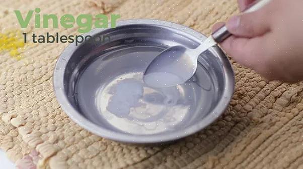 Dompel vervolgens een andere schone witte doek in gewoon water