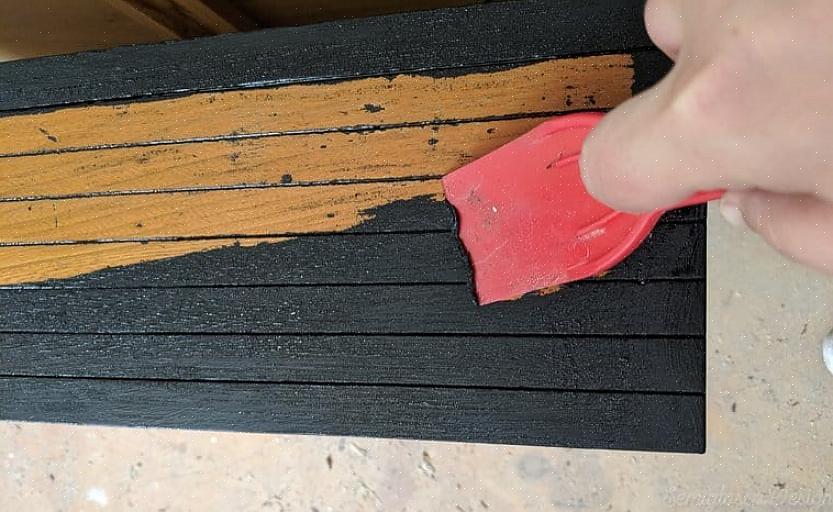 Nadat je zoveel mogelijk verf hebt verwijderd met het warmtepistool