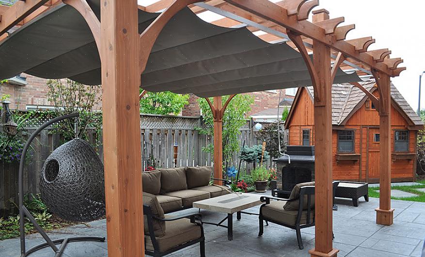 Een pergola is een buitenconstructie die bestaat uit kolommen die een dakraster van balken