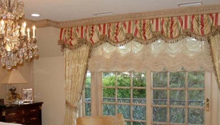 Swags zijn geweldig voor een glamoureuze cottage of slaapkamer in landelijke stijl vanwege de pure