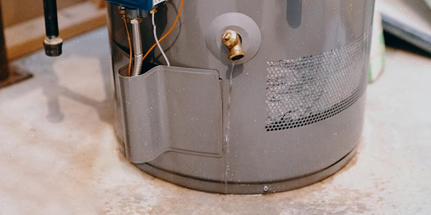 Draai de gastoevoer dicht bij de afsluiter op de gasleiding die zich het dichtst bij de boiler bevindt