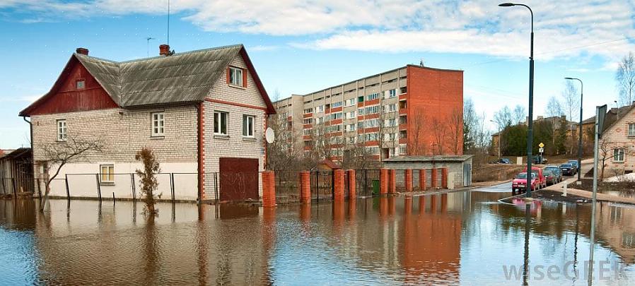 Controleer dan of de buitenmuren zijn gebarsten of bezwijken door de waterdruk die erop wordt uitgeoefend