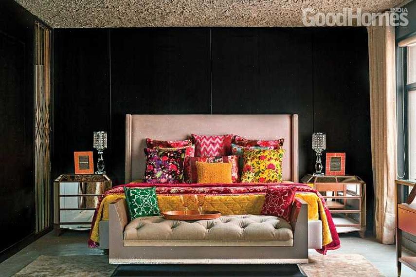 Het uiteinde van een bed is een geweldige plek om een ongewoon meubelstuk neer te zetten