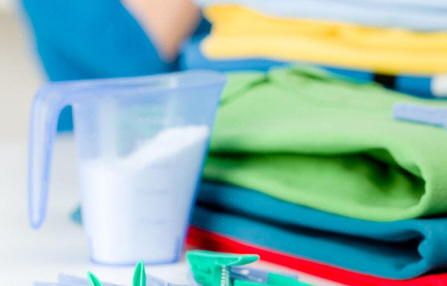 Om sporen van haarverf op wit tapijt of bekleding te verwijderen