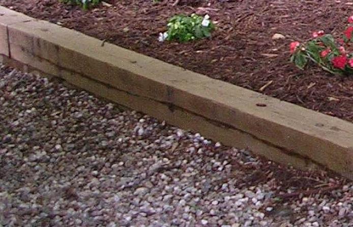 Natuurlijk ogend frame voor een bloemenborder of meerjarig bloembed