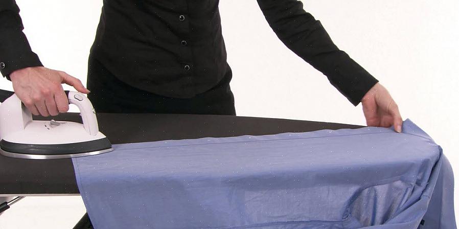 Sproei ten minste vijf of tien minuten voordat u linnen kleding gaat strijken goed met gewoon koud water