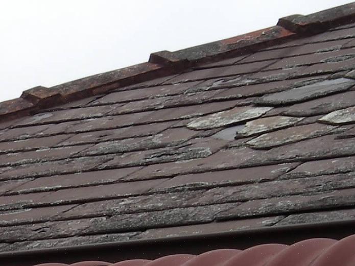 Deze bocht in de koperen slip helpt om spanning te creëren