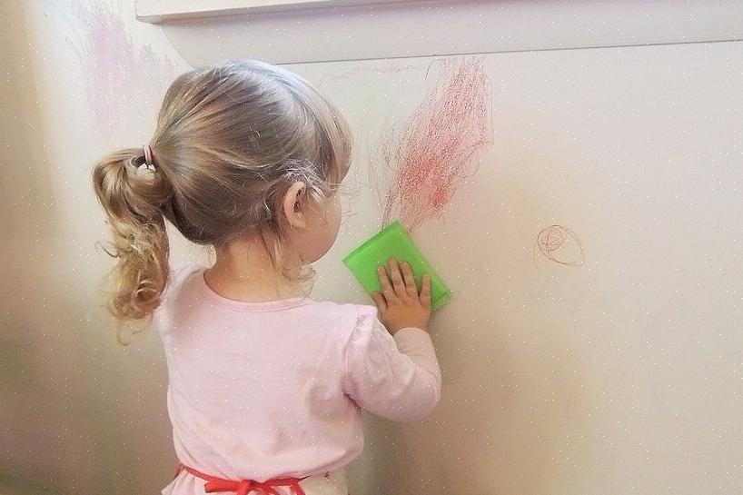 Azijn is een van de meest effectieve manieren om krijt van geverfde muren te verwijderen