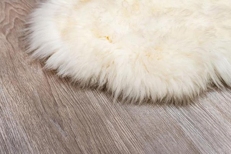 Hoe maak je een tapijt van natuurlijke schapenvacht schoon