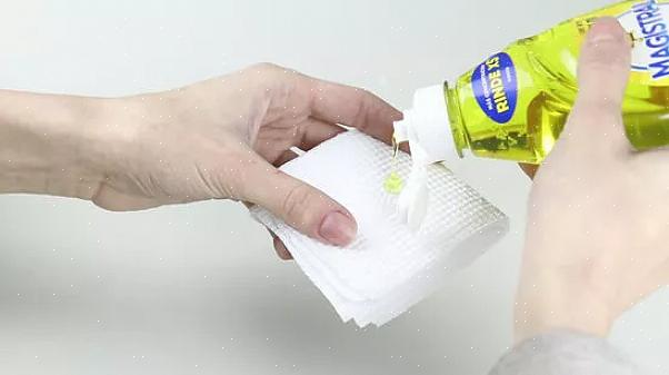 Verwijder de alcohol door te deppen met een schone doek die is bevochtigd met gewoon water of sodawater