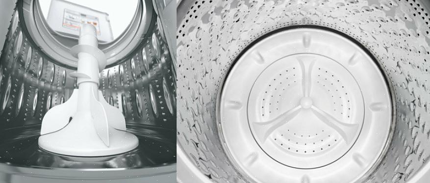 De roerder in de bodem van de kuip trekt de kleding tijdens het wassen in het water