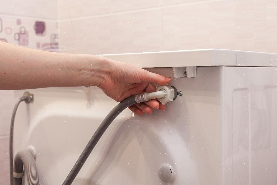 De waterinlaatklep heeft twee poorten met schroefdraad die zijn aangesloten op warm