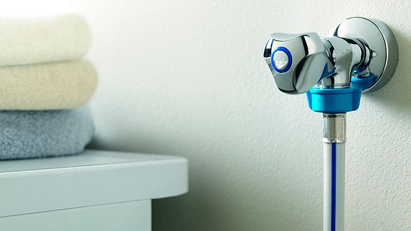Nieuwe afvoerslangen voor de wasmachine hebben een plastic haakje aan het uiteinde waar de afvoerslang