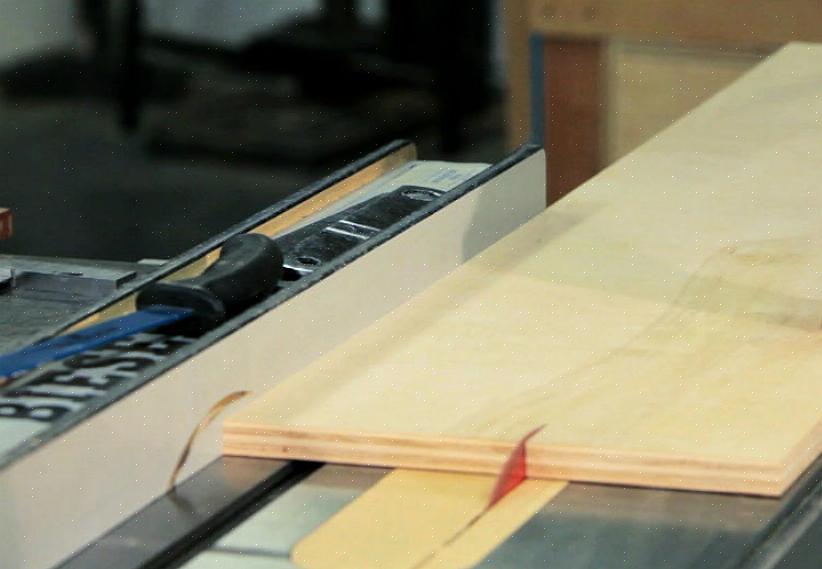 Plaats het gemarkeerde uiteinde van het werkstuk op de bovenkant van de tafelzaag zodat het net het blad